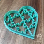 Szív kiszúró puzzle mintával