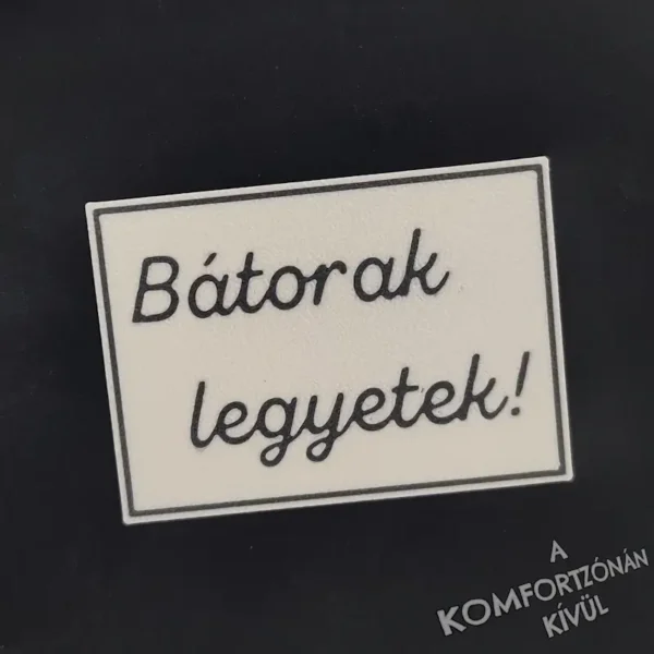 „Bátorak legyetek!” motivációs hűtőmágnes/kitűző - Image 3