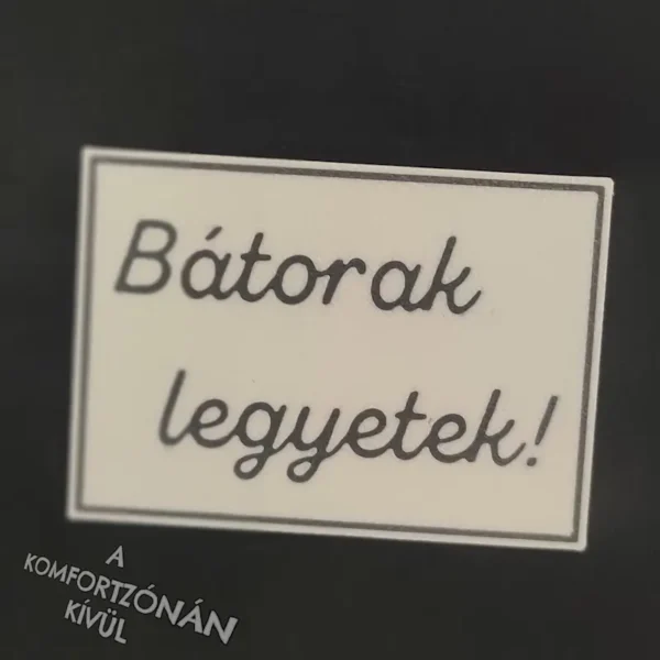 „Bátorak legyetek!” motivációs hűtőmágnes/kitűző - Image 2