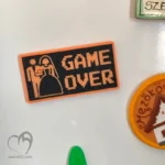 "Game Over" hűtőmágnes/kulcstartó/kitűző